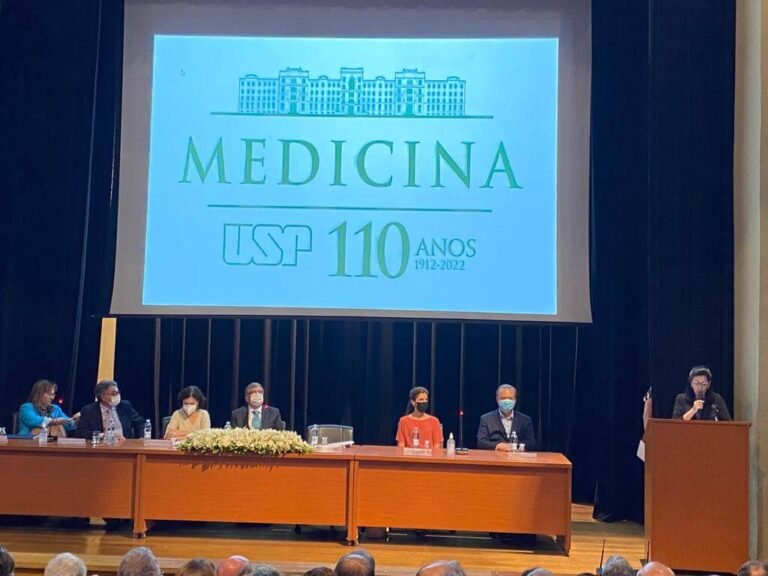 Ministra da Saúde se dirige à academia, cita revisão da Tabela SUS e recebe reivindicação da ABRAIDI